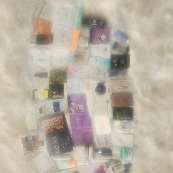 Cosmetic samples 50+ with some being deluxe with makeup bag - Picture 3 of 5